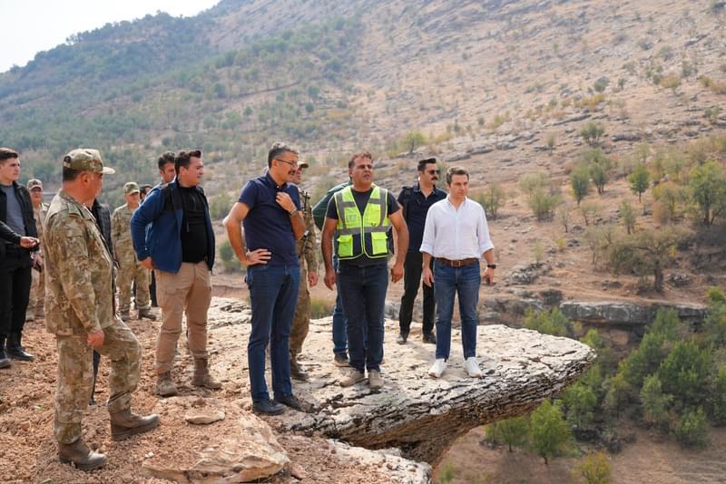 Vali Çelik, Derecik ilçesinde yapımı devam sınır duvar yapım çalışmalarını inceledi