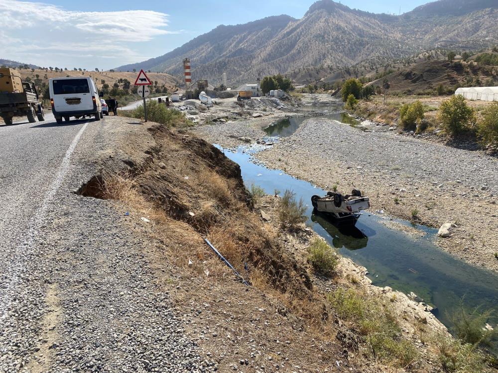 Hakkari’de kamyonet şarampole yuvarlandı: 1 yaralı