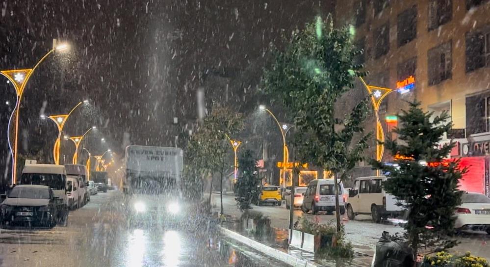 Yüksekova’ya kış erken geldi: Lapa lapa kar yağışı başladı