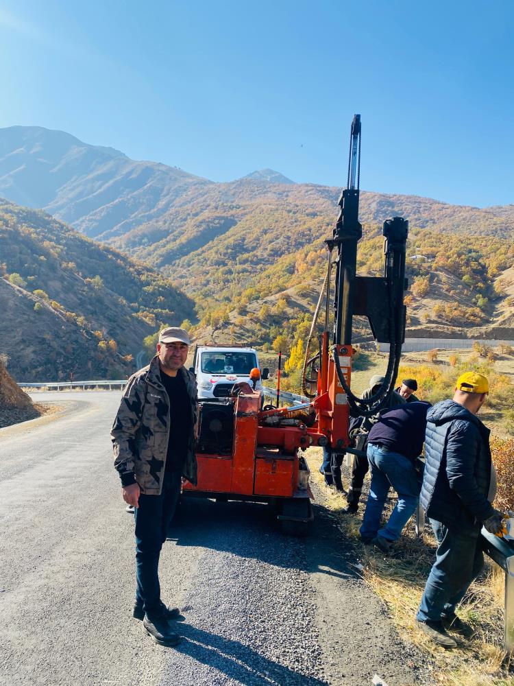 Nehri köyünün yolu çelik bariyerlere kavuştu