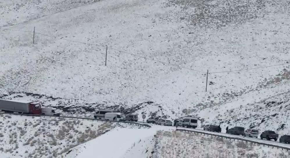 Güzeldere Geçidi’nde kar yağışı: Onlarca araç yolda kaldı