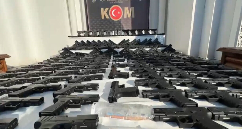 Kocaeli’de iki otomobilde ve tankerde 248 ruhsatsız tabanca ele geçirildi