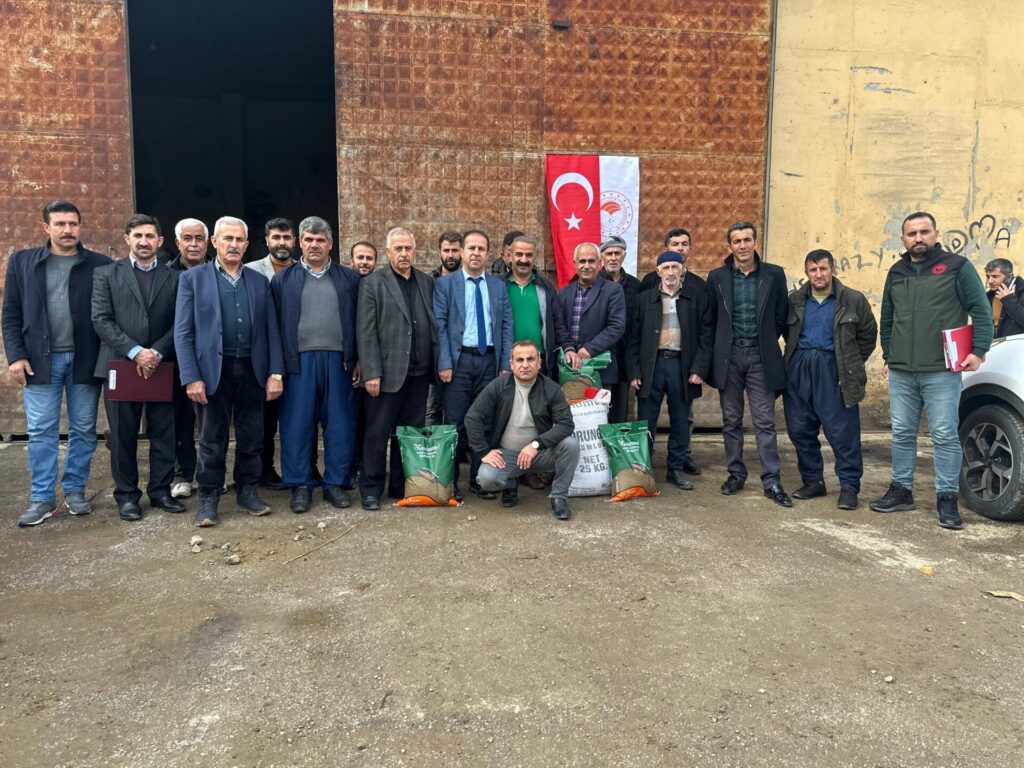 Şemdinli’de Çiftçilere Yonca ve Korunga Tohumu dağıtımı yapıldı