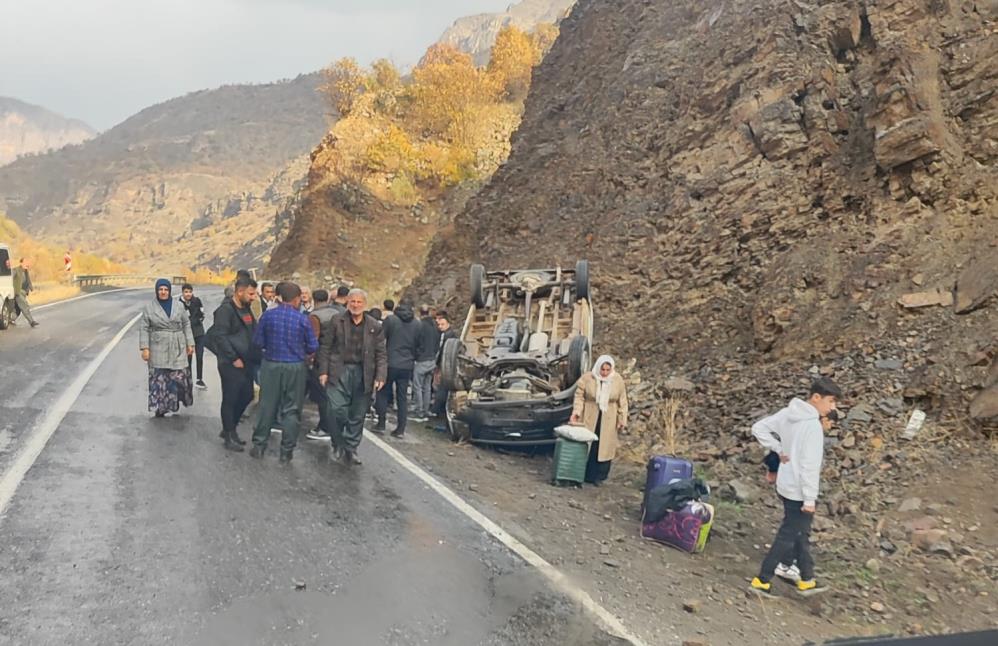 Çukurca’da minibüs takla attı: 11 yaralı