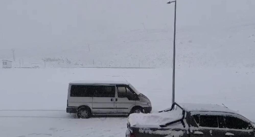 Hakkari’de kar kalınlığı 30 santimetreye ulaştı