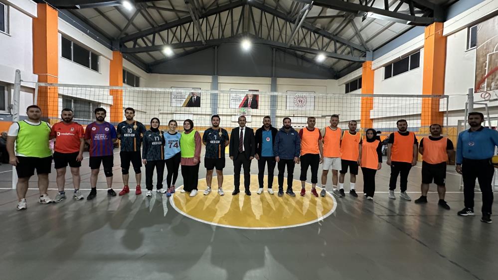 Öğretmenler voleybol turnuvasında bir araya geldi